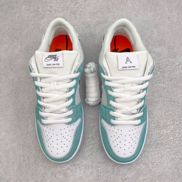 Nike SB Dunk Low x April Skateboards Turbo Green🐗 - Picture 2 of 9